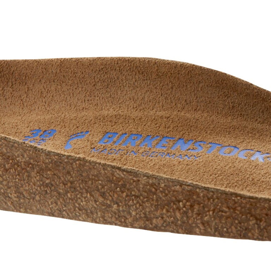 Vista lateral de la plantilla anatómica Birkenstock Arizona Tobacco Brown mostrando la cavidad para el talón y la base de corcho natural.