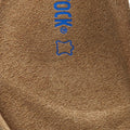 Detalle de la zona del talón de la plantilla Birkenstock Arizona Tobacco Brown con símbolo de piel genuina estampado en azul sobre ante.