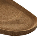 Detalle de la zona delantera de la base de corcho de la plantilla Birkenstock Arizona Tobacco Brown mostrando la curvatura de apoyo transversal.