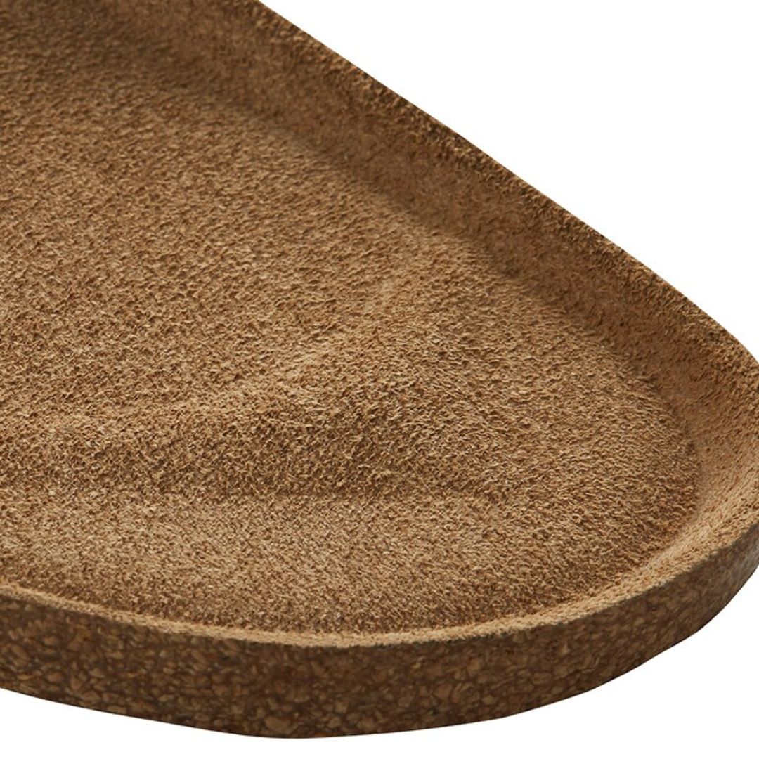Detalle de la zona delantera de la base de corcho de la plantilla Birkenstock Arizona Tobacco Brown mostrando la curvatura de apoyo transversal.