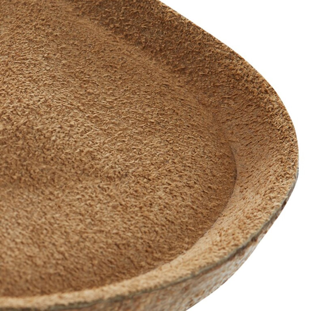 Primer plano de la cavidad para el talón de la plantilla blanda Birkenstock Arizona Tobacco Brown en ante natural texturado.