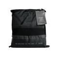 Funda Deflow Boardcover Perf Black plegada en perspectiva, punta afilada con carcasa hexagonal gris grafito y cuerpo de tejido rizo negro, funda shortboard.