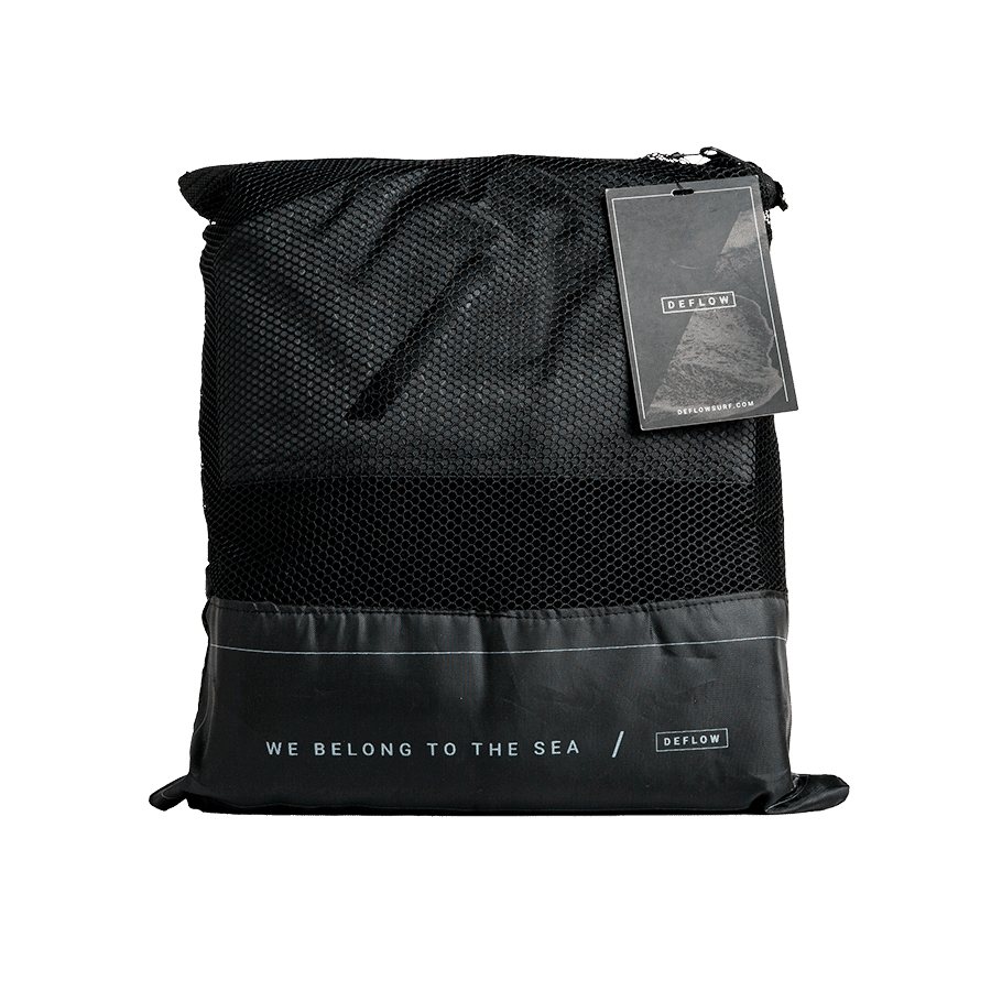 Funda Deflow Boardcover Perf Black plegada en perspectiva, punta afilada con carcasa hexagonal gris grafito y cuerpo de tejido rizo negro, funda shortboard.