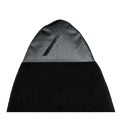 Detalle de punta de la Deflow Boardcover Hybrid Black, protección rígida con textura hexagonal en negro grafito y bolsillo sobre cuerpo de tejido rizo negro.