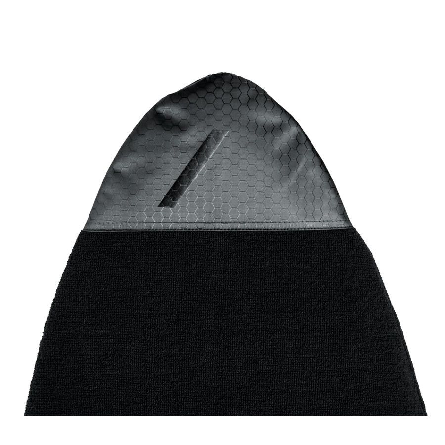 Detalle de punta de la Deflow Boardcover Hybrid Black, protección rígida con textura hexagonal en negro grafito y bolsillo sobre cuerpo de tejido rizo negro.