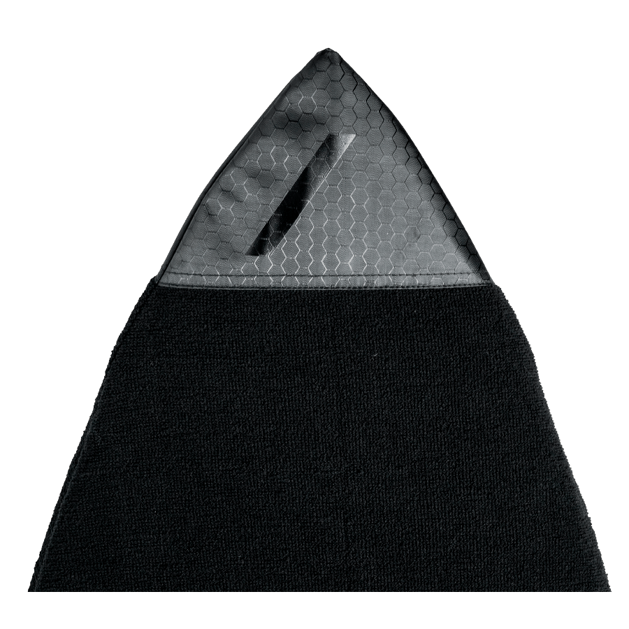 Detalle de punta afilada de la Deflow Boardcover Perf Black, protección rígida con textura hexagonal gris y bolsillo sobre cuerpo de tejido rizo negro.