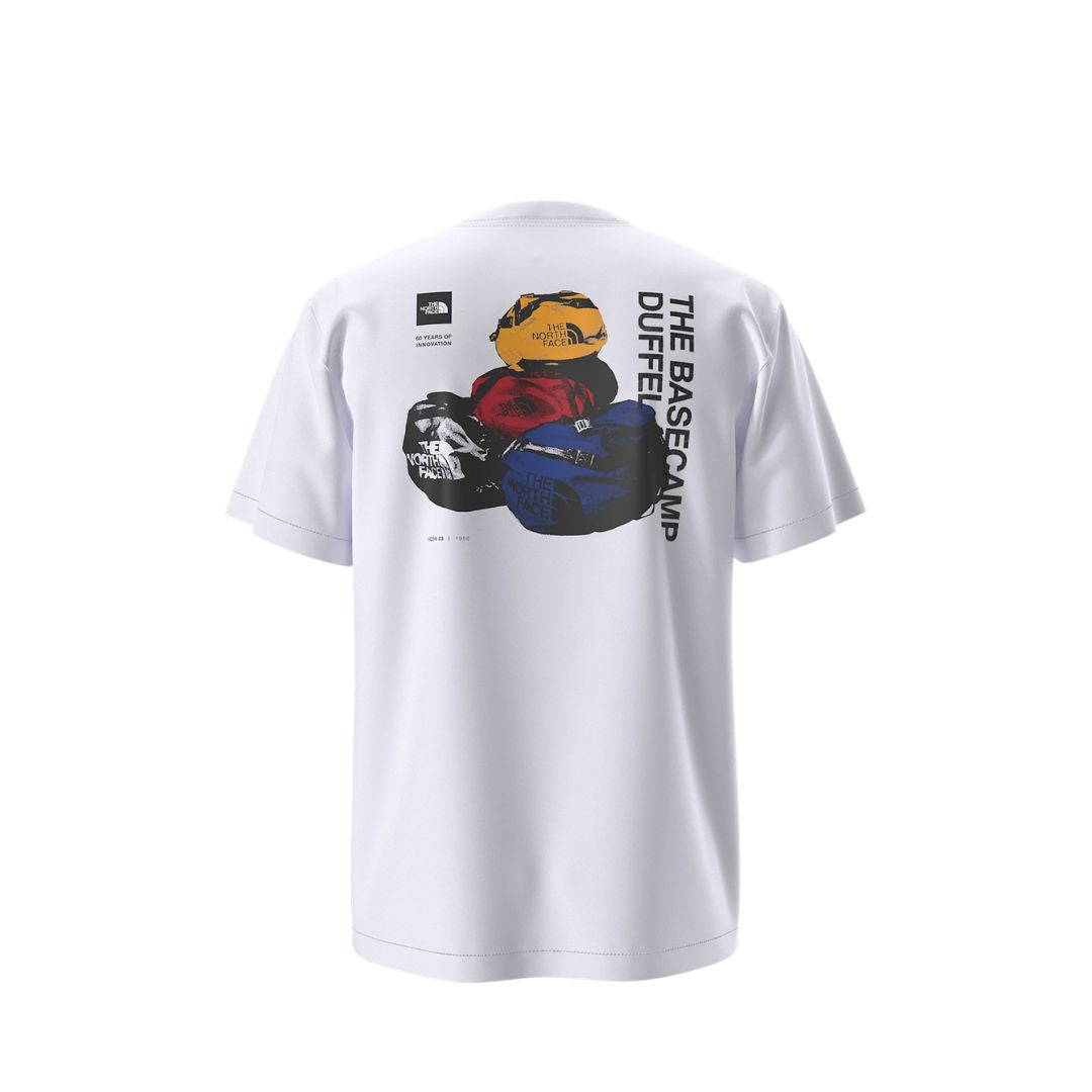 Camiseta The North Face Base Camp Duffel blanca TNF White, vista trasera, con gran gráfica estampada de bolsas Base Camp Duffel.
