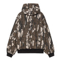 Vista trasera de la chaqueta Carhartt WIP 50 Years Anniversary OG Active Jacket en patrón camuflaje marrón, con capucha y bajo elástico negro.
