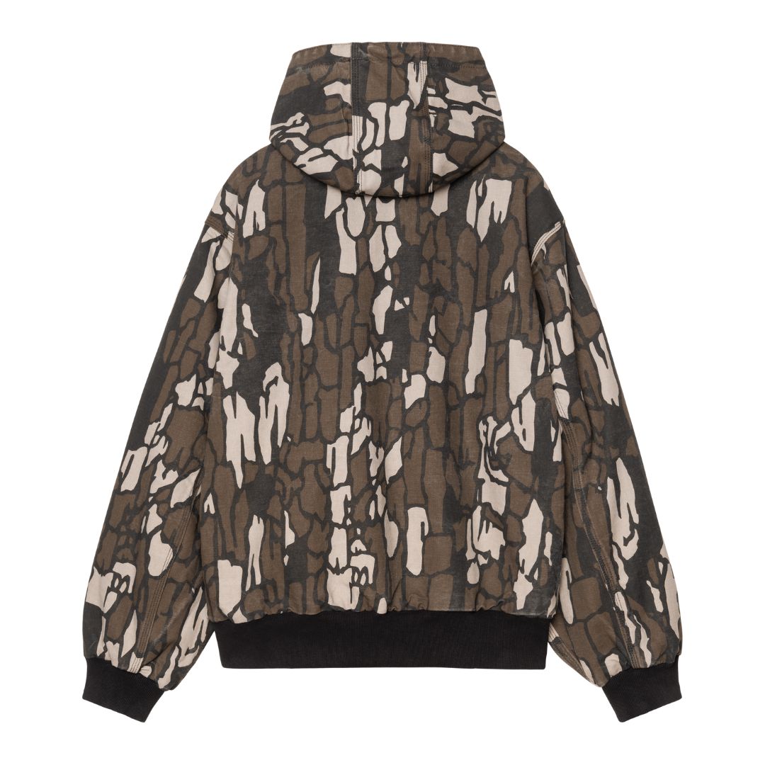 Vista trasera de la chaqueta Carhartt WIP 50 Years Anniversary OG Active Jacket en patrón camuflaje marrón, con capucha y bajo elástico negro.