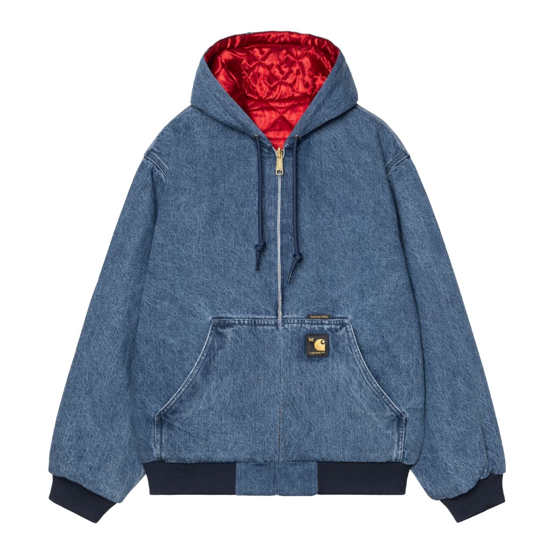 Vista frontal de la chaqueta Carhartt WIP 50 Years Anniversary OG Active Jacket en color denim azul con interior acolchado rojo brillante.