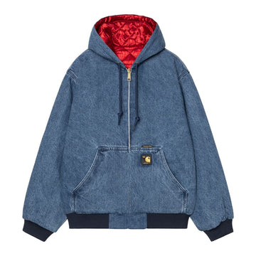 Vista frontal de la chaqueta Carhartt WIP 50 Years Anniversary OG Active Jacket en color denim azul con interior acolchado rojo brillante.