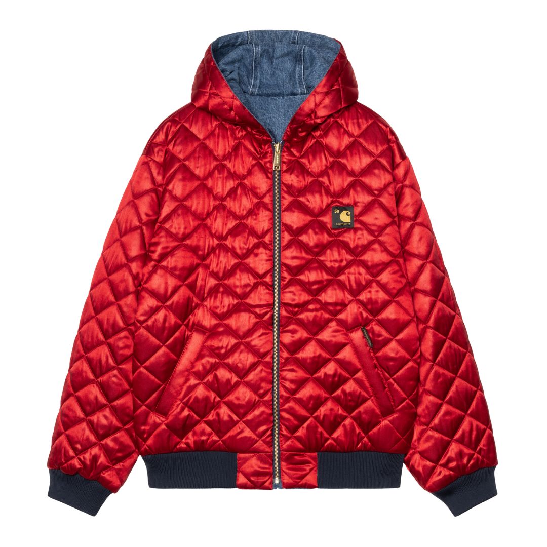 Vista frontal interior de la chaqueta Carhartt WIP 50 Years Anniversary OG Active Jacket, con forro acolchado rojo y bordado conmemorativo del 50 aniversario.