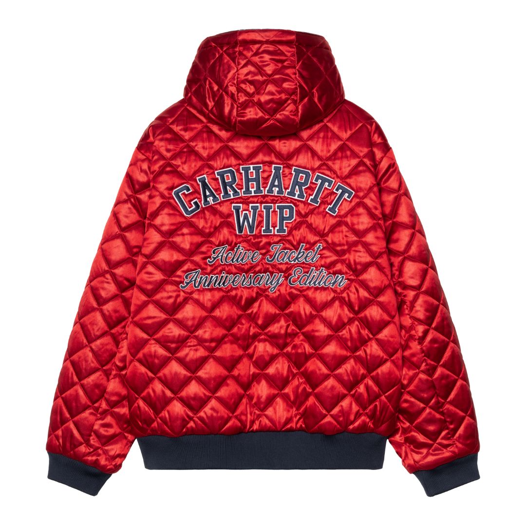 Vista trasera del forro rojo acolchado de la chaqueta Carhartt WIP 50 Years Anniversary OG Active Jacket, con logotipo bordado Carhartt WIP Active Jacket Anniversary Edition.