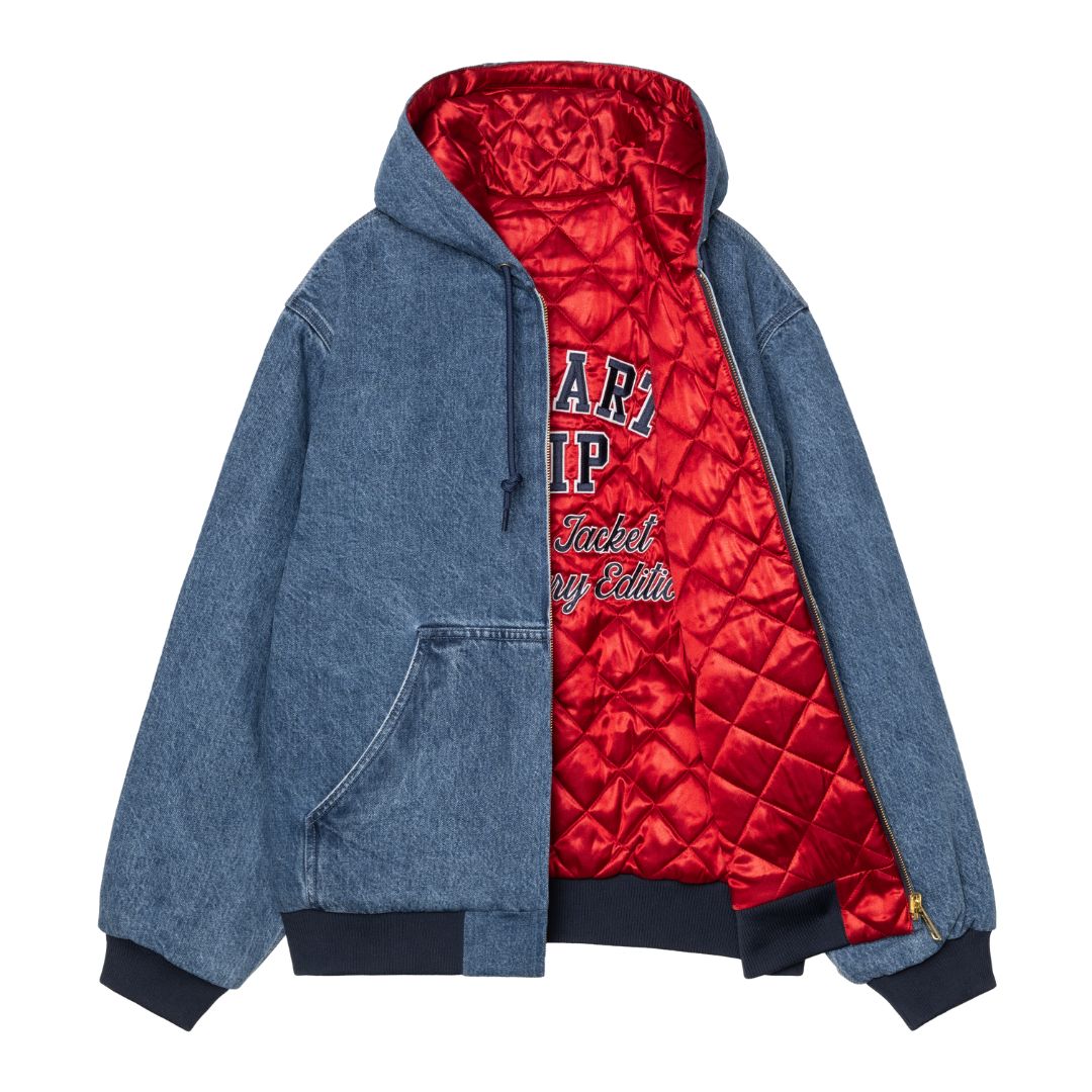 Vista frontal de la chaqueta Carhartt WIP 50 Years Anniversary OG Active Jacket con exterior denim azul y forro interior rojo, destacando el bordado especial del 50 aniversario.