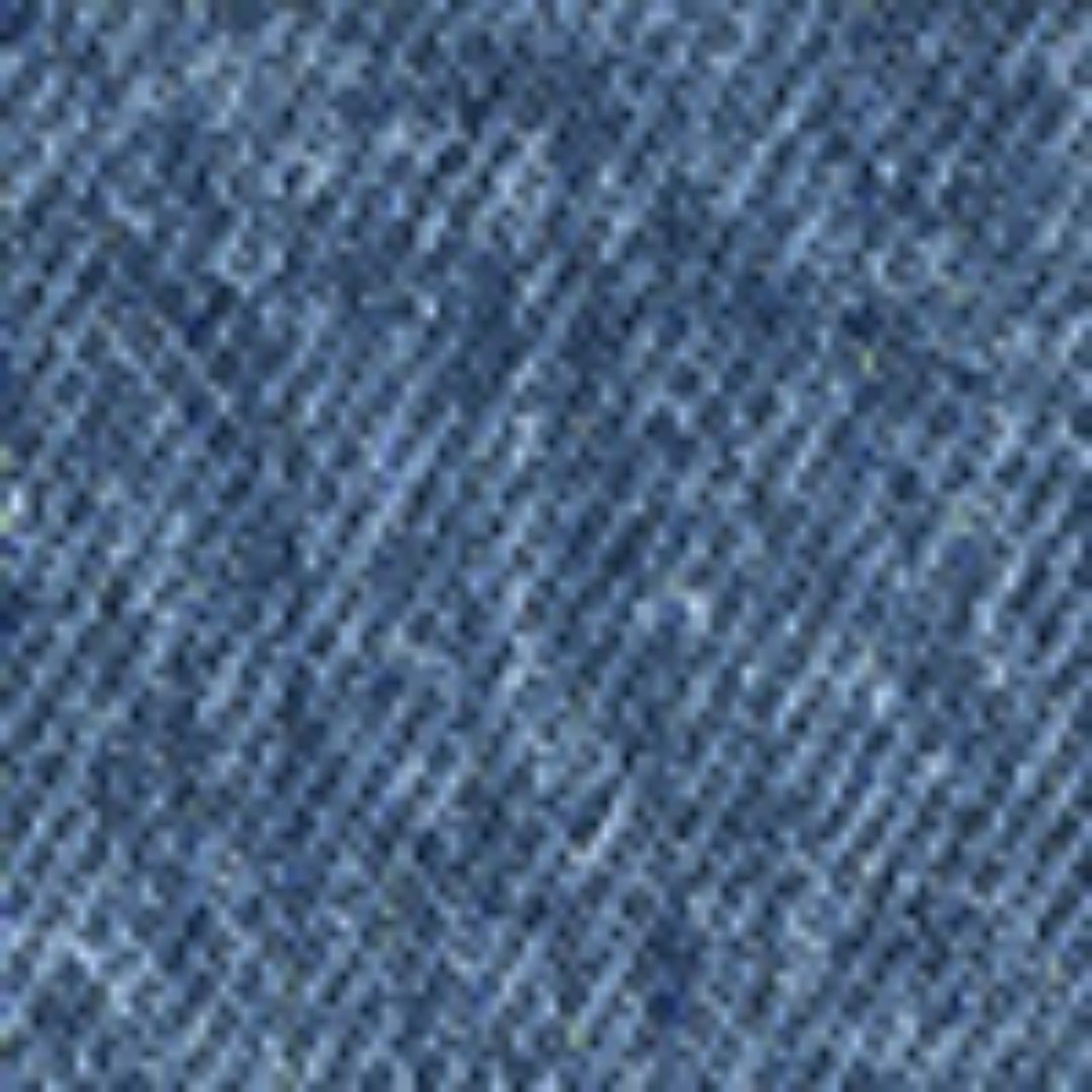 Primer plano de la textura denim azul de la chaqueta Carhartt WIP 50 Years Anniversary OG Active Jacket, mostrando el tejido vaquero auténtico.