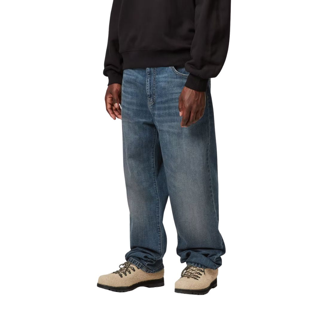 Carhartt WIP Aaron Pant azul Blue Stone Washed vista frontal en modelo con corte regular tapered y denim Camano 100% algodón.