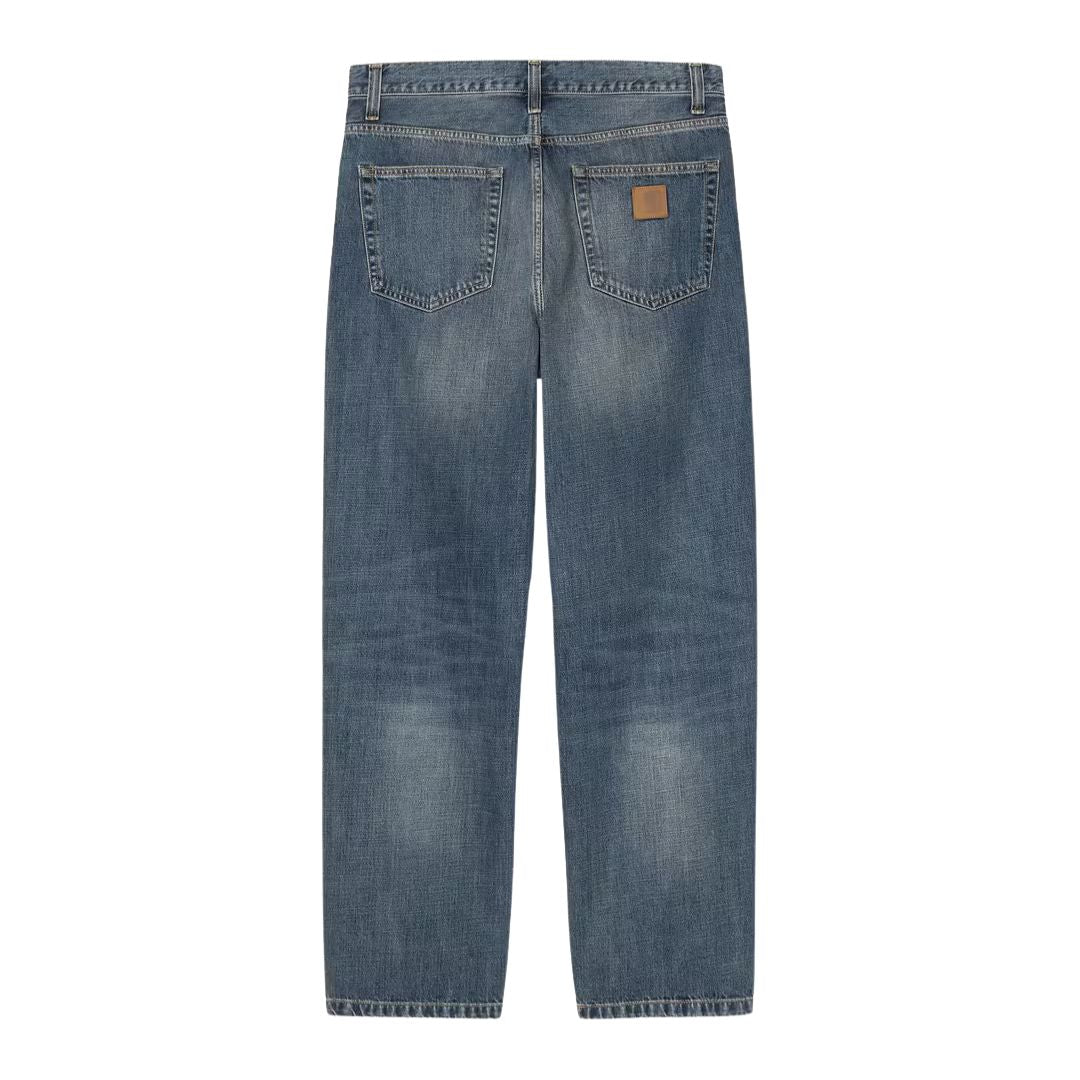 Carhartt WIP Aaron Pant Blue Stone Washed vista trasera producto, vaquero cinco bolsillos con etiqueta cuadrada de piel sintética.