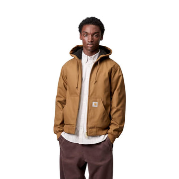 Modelo masculino vistiendo la chaqueta Carhartt WIP Active Jacket Winter Hamilton Brown abierta en posición frontal.