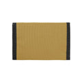 Vista trasera de la cartera CARHARTT WIP Alec Wallet en color beige (Bourbon) con bordes reforzados.