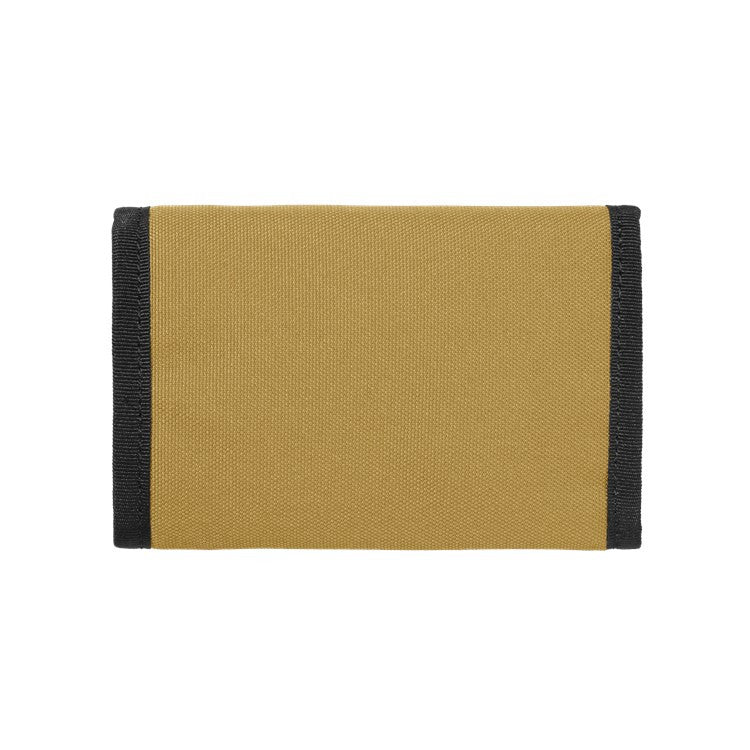 Vista trasera de la cartera CARHARTT WIP Alec Wallet en color beige (Bourbon) con bordes reforzados.