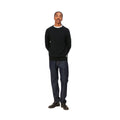 Hombre con el Jersey Carhartt WIP Anglistic Sweater Negro y vaqueros