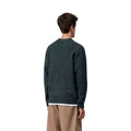 Modelo masculino vistiendo el Carhartt WIP Anglistic Sweater en color Speckled Deep Lagoon, vista trasera completa.
