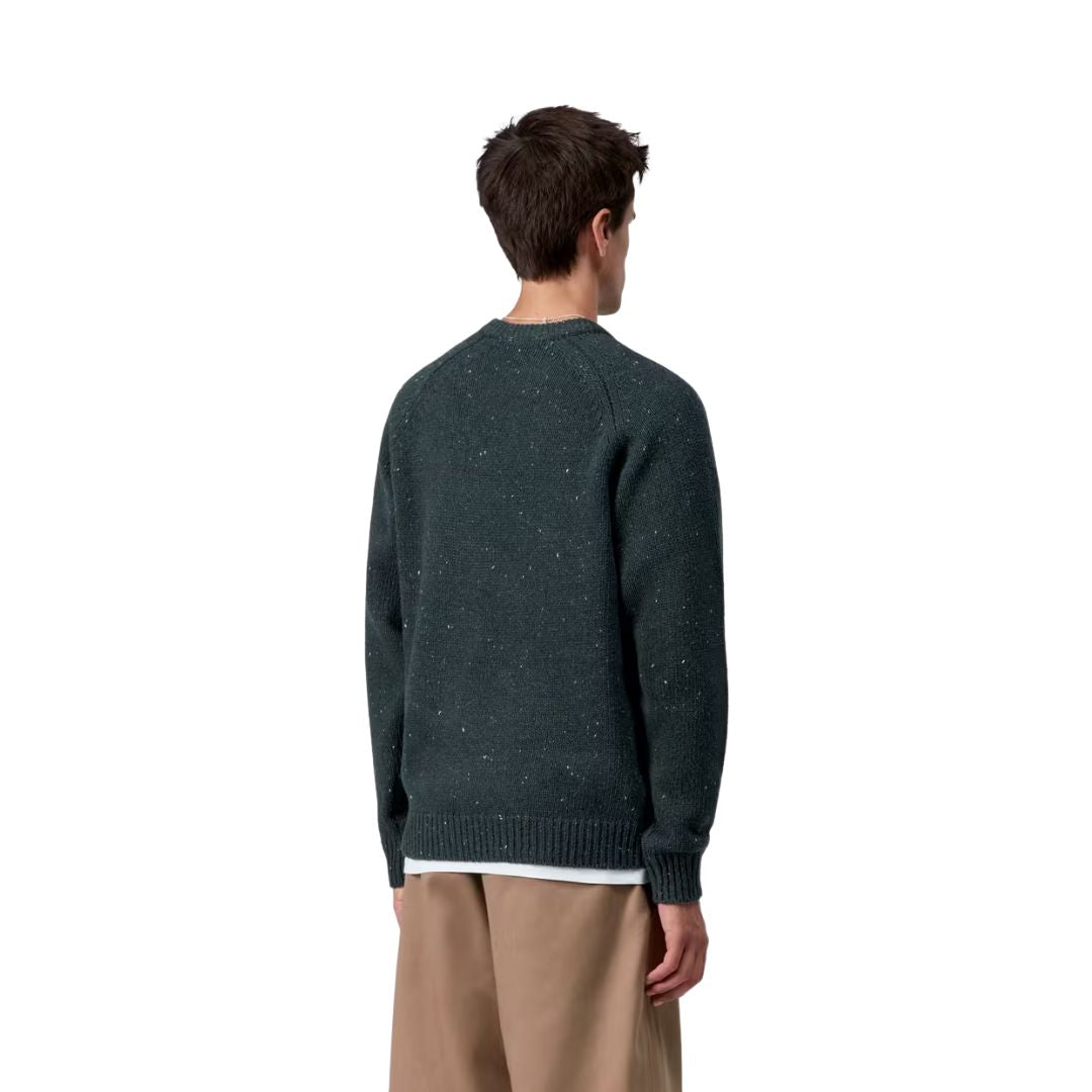 Modelo masculino vistiendo el Carhartt WIP Anglistic Sweater en color Speckled Deep Lagoon, vista trasera completa.