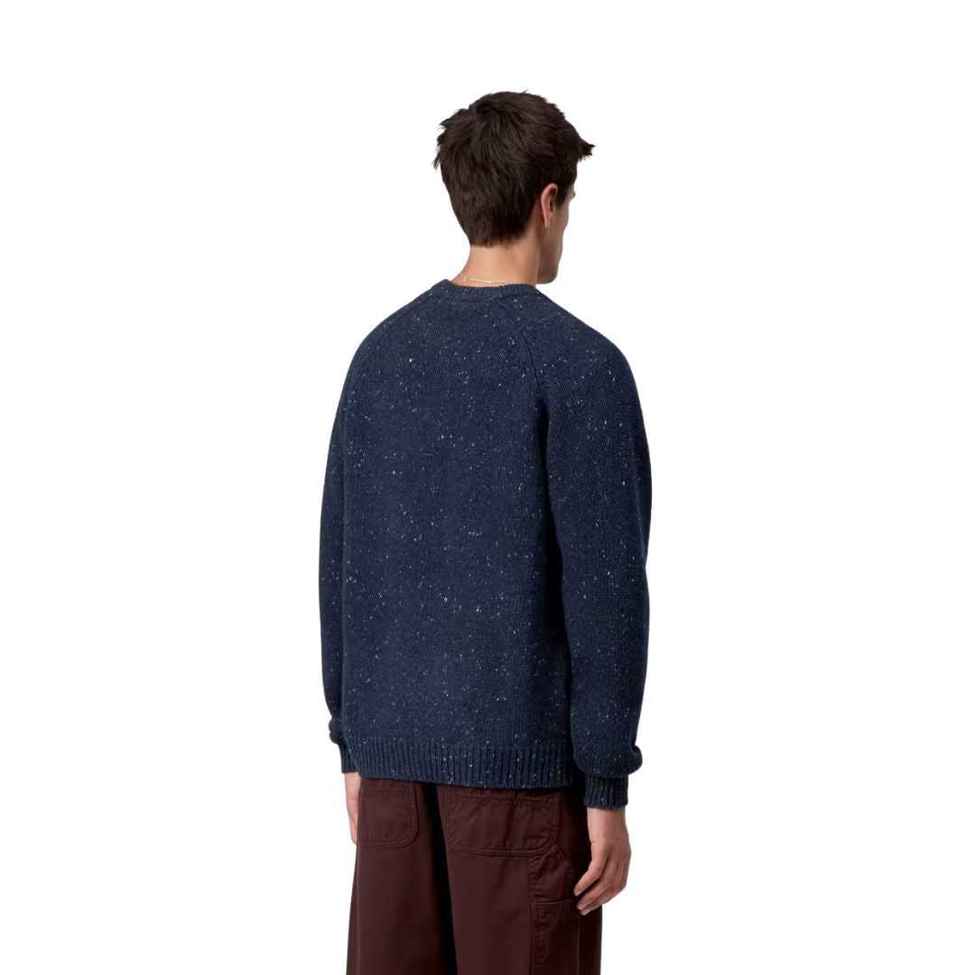 Modelo masculino vistiendo el Carhartt WIP Anglistic Sweater en color Speckled Jupiter, vista trasera completa.
