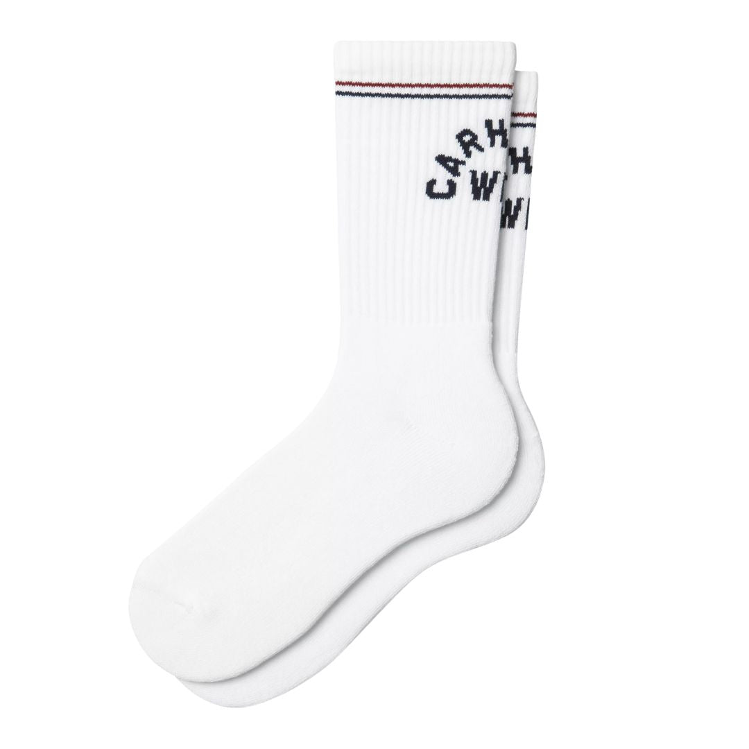 Calcetines Carhartt WIP Arch Script Socks en blanco y azul marino oscuro, con logo Script jacquard bordado en el gemelo y felpa francesa en la suela interior, foto de producto sobre fondo neutro.
