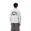 Modelo con Carhartt WIP Arch Script Sweat en ash heather, vista trasera. Se aprecia el logo bordado en la espalda y la caída cuadrada característica del corte globo.