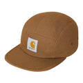 Carhartt WIP Backley Cap en color hamilton brown, vista frontal de tres cuartos. Gorra de cinco paneles en lona de algodón marrón caramelo con panel delantero estructurado, visera plana y firme, ojal metálico de ventilación lateral y etiqueta cuadrada tejida Carhartt WIP en blanco y dorado sobre el panel frontal.