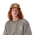 Hombre con gorra Carhartt WIP Backley Cap Marrón