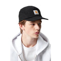 Gorra Carhartt WIP Backley Cap en color negro black, vista frontal en modelo