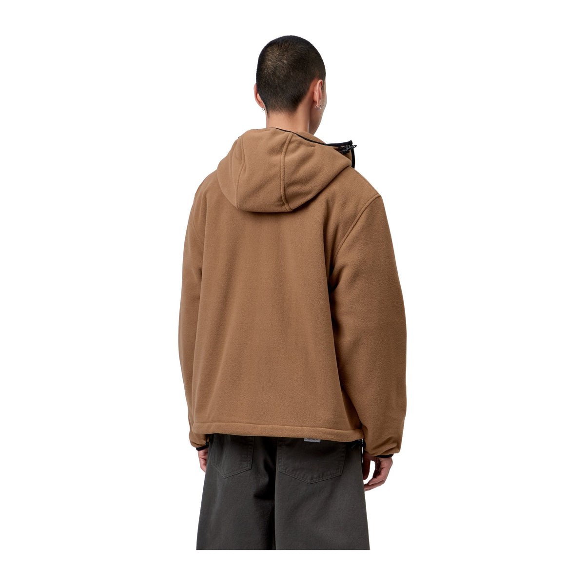 Vista trasera de modelo con la chaqueta forro polar ligero Carhartt WIP Blevin Liner en color WIP H Brown, con capucha y corte recto, sobre fondo blanco liso.