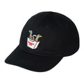 Gorra Carhartt WIP Bumper Sticker Cap en color negro, vista de tres cuartos con bordado gráfico de dos patos en caja con logo Carhartt WIP en hilo multicolor.