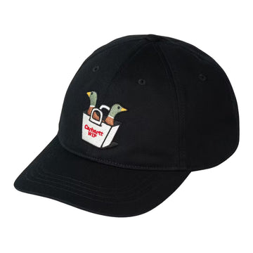 Gorra Carhartt WIP Bumper Sticker Cap en color negro, vista de tres cuartos con bordado gráfico de dos patos en caja con logo Carhartt WIP en hilo multicolor.