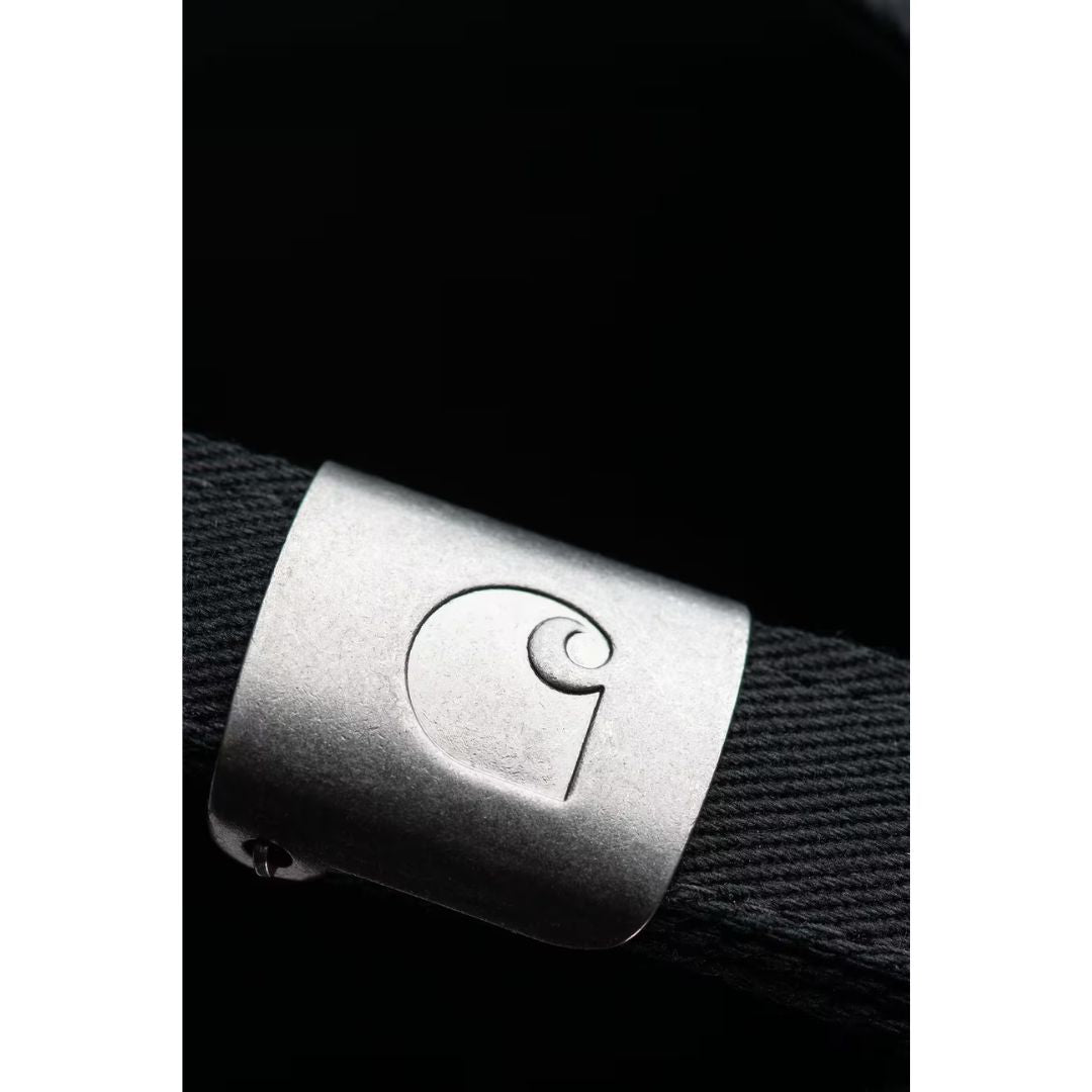 Detalle del cierre trasero de la Carhartt WIP Bumper Sticker Cap en negro, hebilla metálica con el logo Carhartt grabado en relieve.