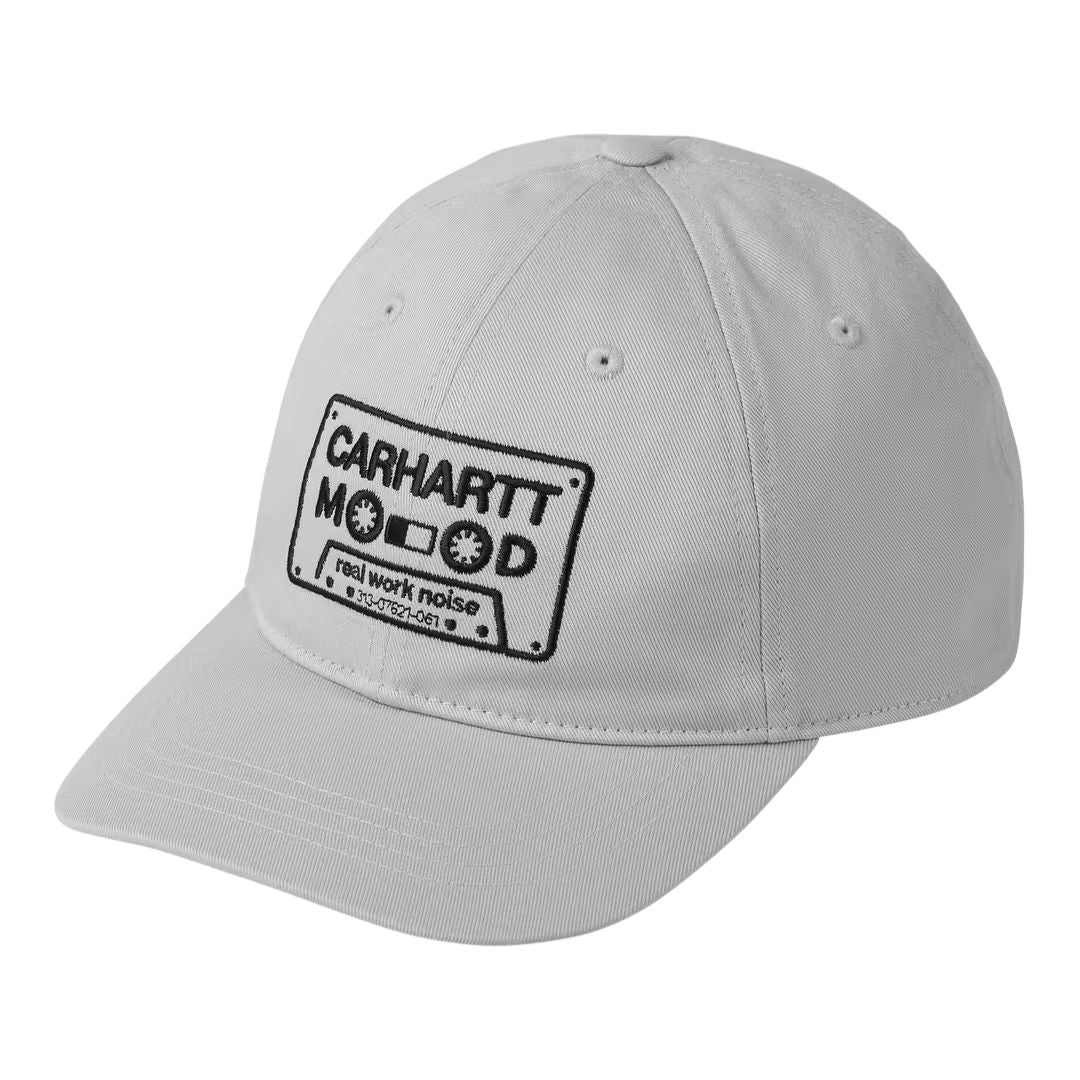 Gorra Carhartt WIP Bumper Sticker Cap pontiki, vista trasera en producto plano mostrando cierre con hebilla metálica grabada con logo Carhartt.