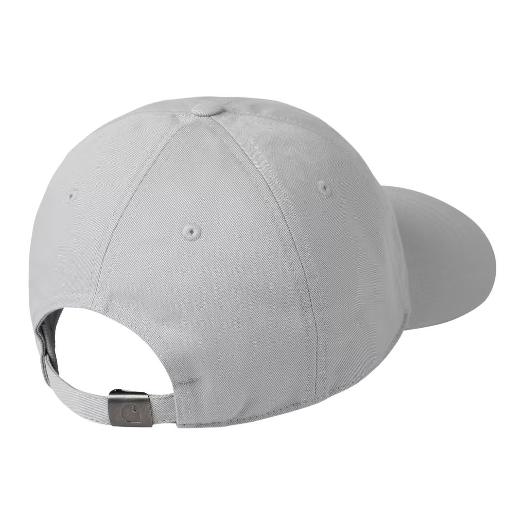 Gorra Carhartt WIP Bumper Sticker Cap pontiki, vista de tres cuartos frontal sobre fondo blanco, detalle del bordado gráfico de casete en la copa gris.