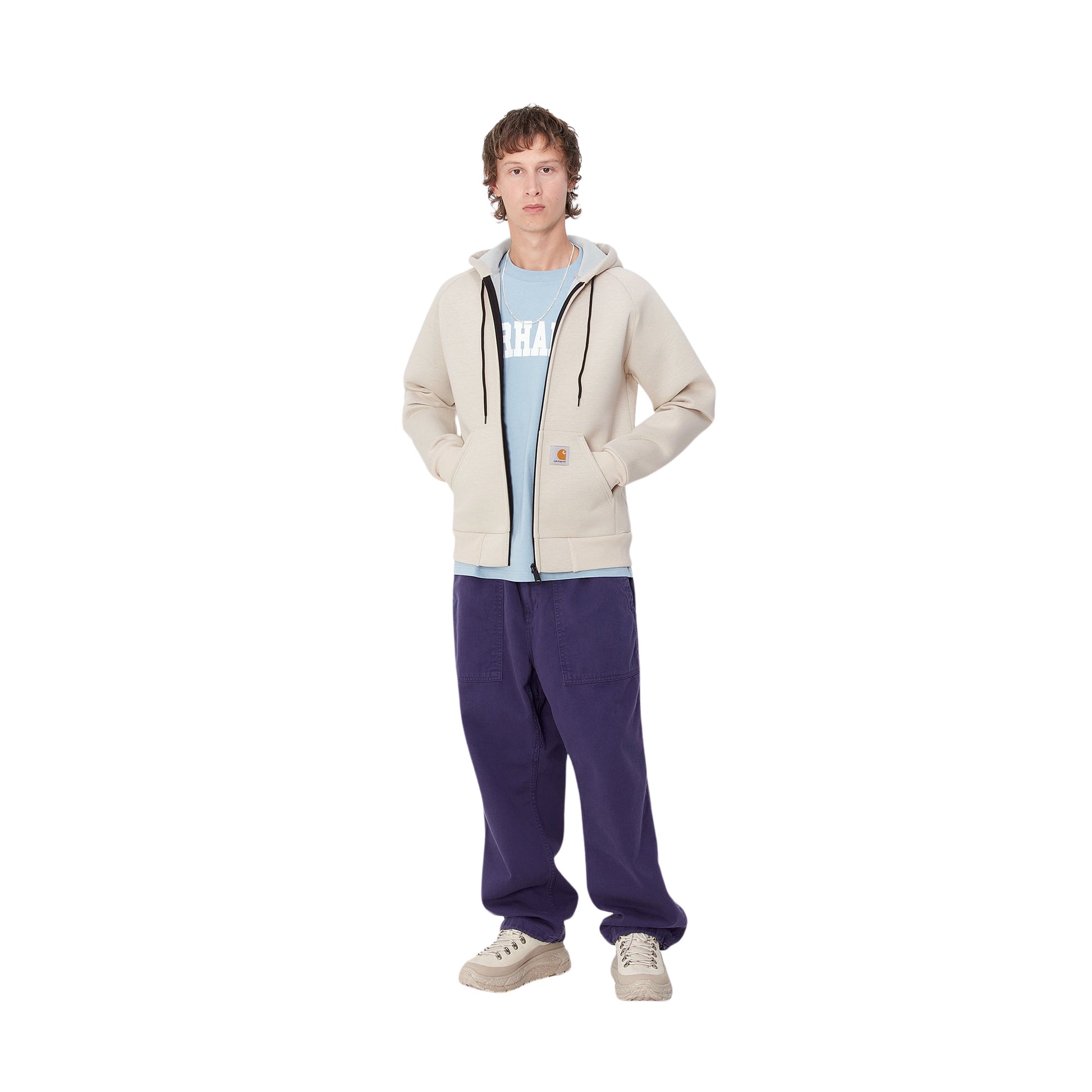 Hombre con la sudadera con capucha y cremallera Carhartt WIP Car-Lux Hooded Jacket Blanca y pantalón violeta