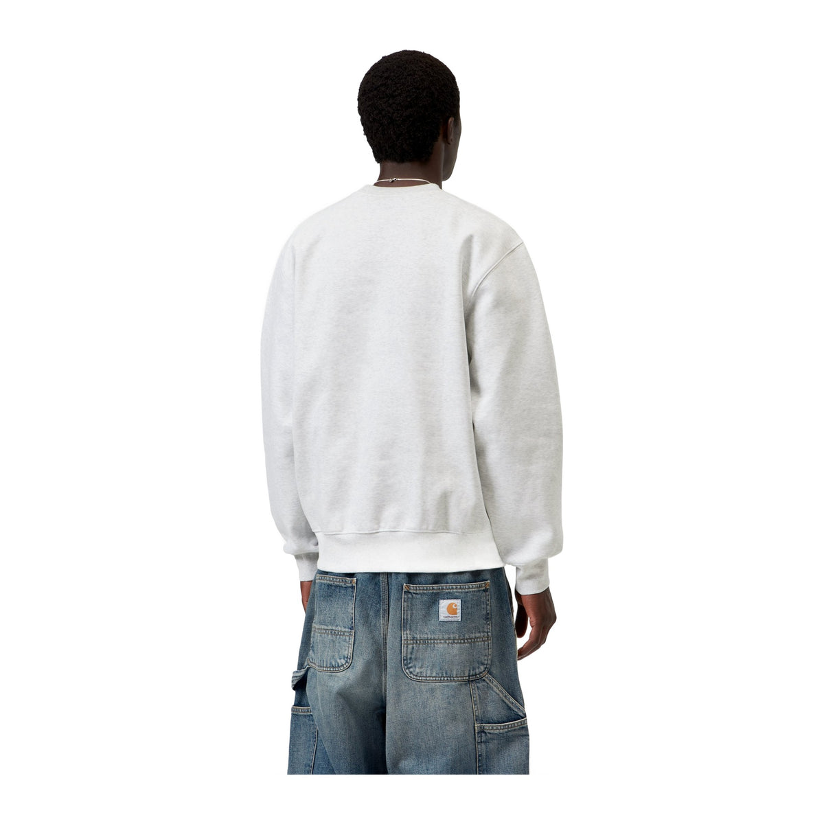Vista trasera de modelo con la sudadera clásica Carhartt WIP Carhartt Sweat en color Ash Heather / Graphite, gris claro jaspeado con cuello redondo y puños de canalé.