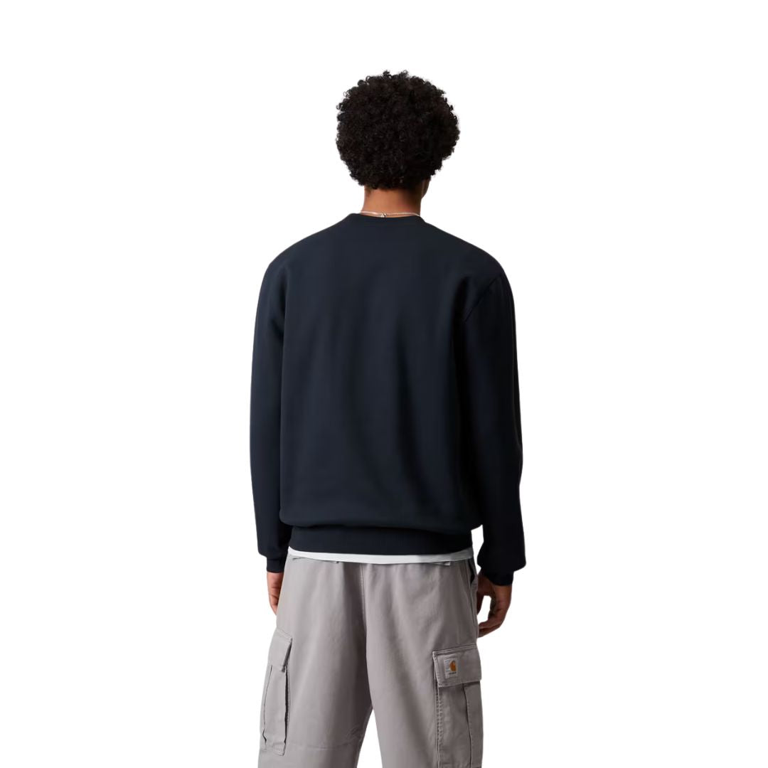 Sudadera Carhartt WIP Carhartt Sweat color Deep Night Palisander vista trasera completa en modelo masculino.