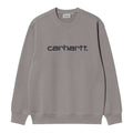 Sudadera Carhartt WIP Carhartt Sweat color Shady Grey vista frontal plana con logo bordado Carhartt en contraste Dark Navy sobre el pecho y etiqueta interior de composición visible.