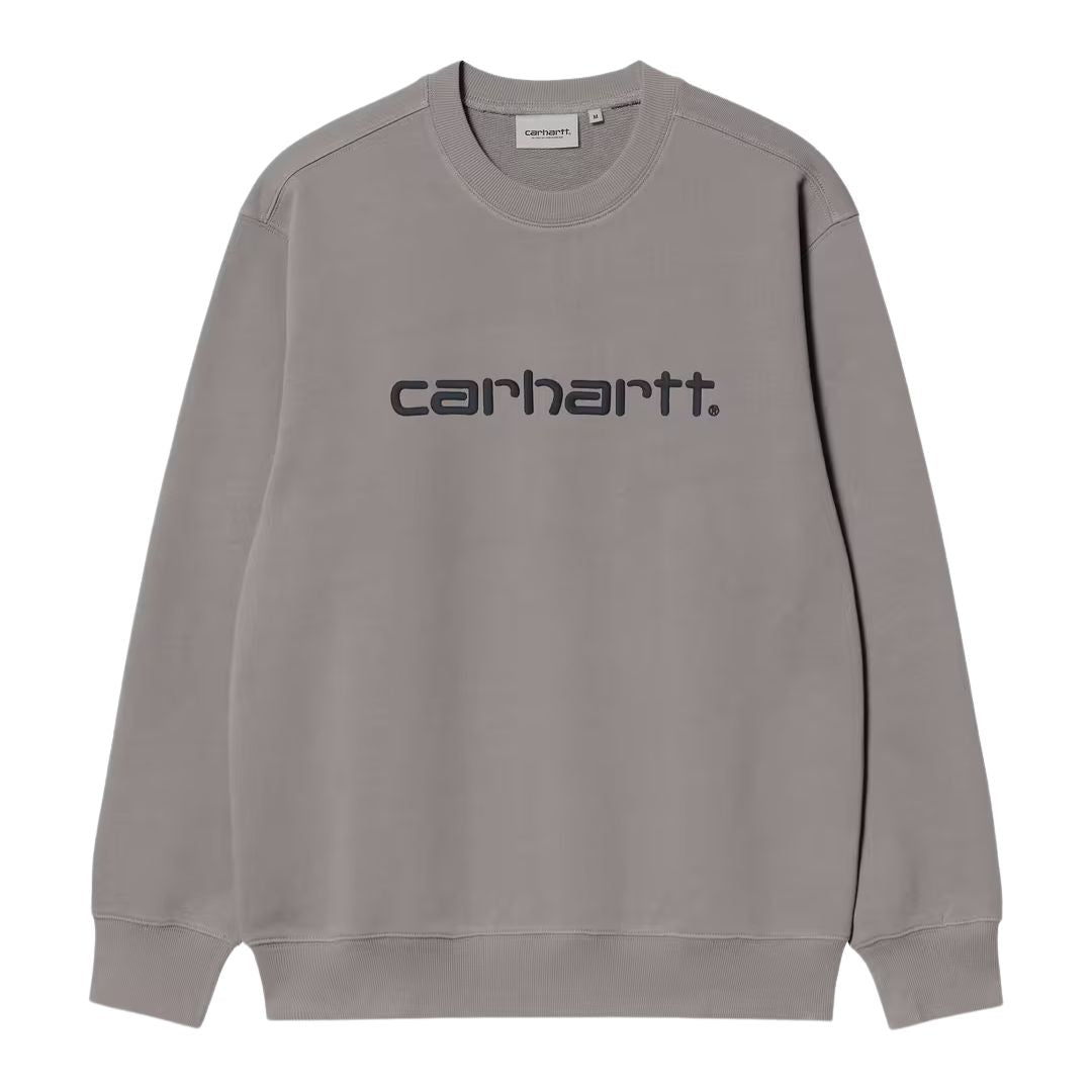 Sudadera Carhartt WIP Carhartt Sweat color Shady Grey vista frontal plana con logo bordado Carhartt en contraste Dark Navy sobre el pecho y etiqueta interior de composición visible.