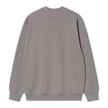 Sudadera Carhartt WIP Carhartt Sweat en gris Shady Grey vista posterior sobre fondo blanco, con cuello redondo, costuras reforzadas en hombros y puños acanalados de corte oversize.