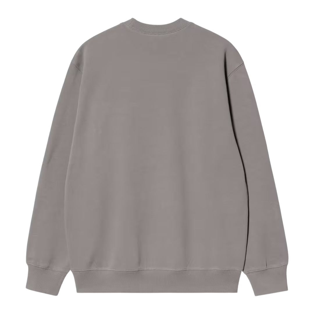 Sudadera Carhartt WIP Carhartt Sweat en gris Shady Grey vista posterior sobre fondo blanco, con cuello redondo, costuras reforzadas en hombros y puños acanalados de corte oversize.