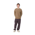 Hombre con el Jersey Carhartt WIP Chane Sweater Marrón y pantalón camo