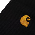 Detalle del logo de los Calcetines Carhartt WIP Chase Socks Negros con el logo Carhartt en dorado