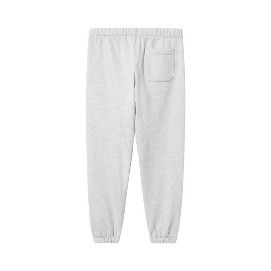 Carhartt WIP Chase Sweat Pant en ash heather, vista trasera plana sobre fondo blanco. Se aprecia el bolsillo trasero con solapa, la cintura elástica y el bajo con puño elástico.