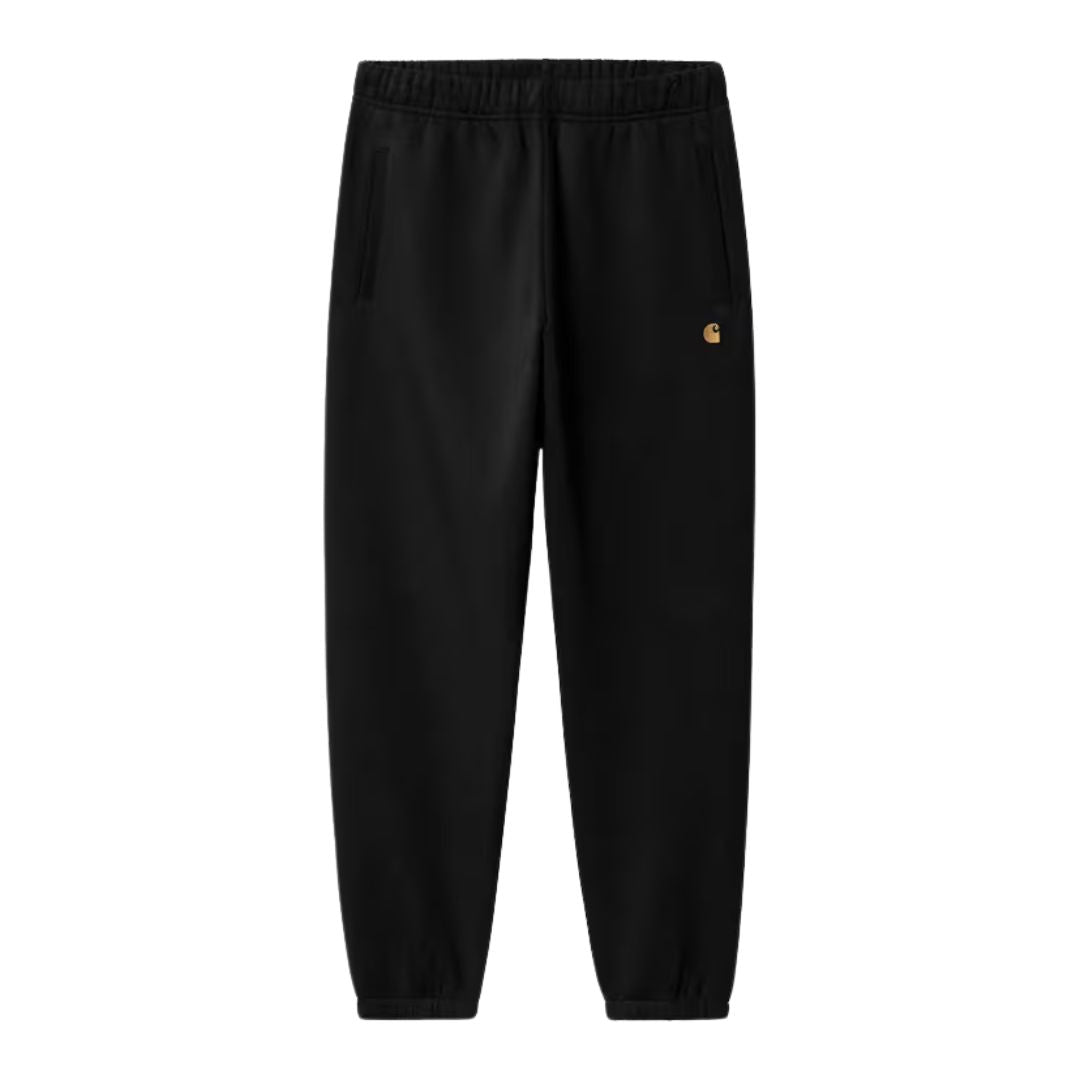Carhartt WIP Chase Sweat Pant en ash heather, vista frontal plana sobre fondo blanco. Se aprecia el logo "C" bordado en dorado, los bolsillos frontales y la cintura elástica.